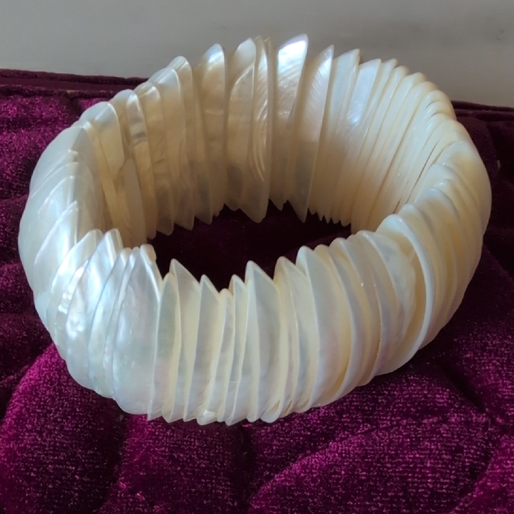 Elegant Cream Shell Bracelet